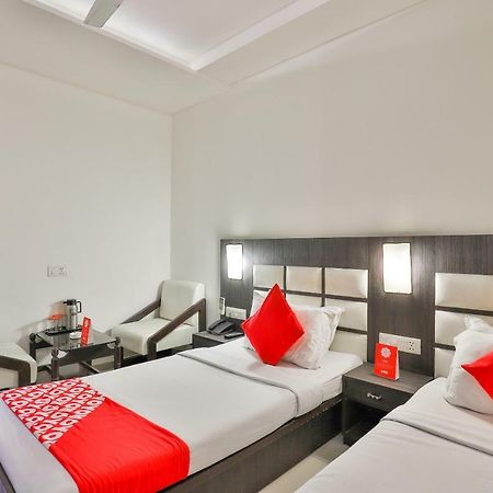 Oyo 2351 Hotel Golden Plaza Ahmedabad Exteriör bild