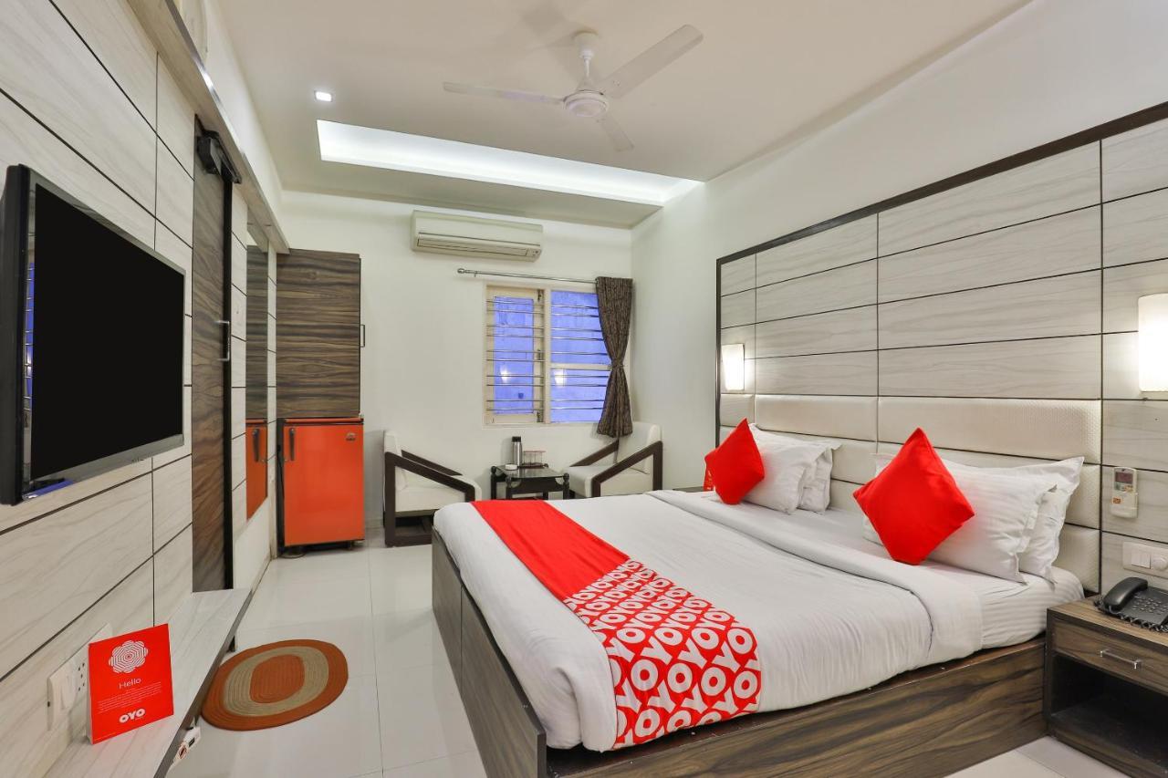 Oyo 2351 Hotel Golden Plaza Ahmedabad Exteriör bild
