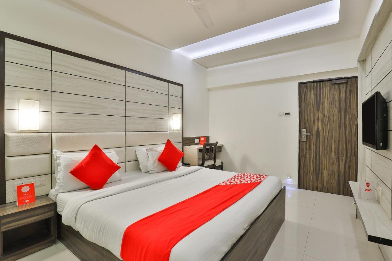 Oyo 2351 Hotel Golden Plaza Ahmedabad Exteriör bild