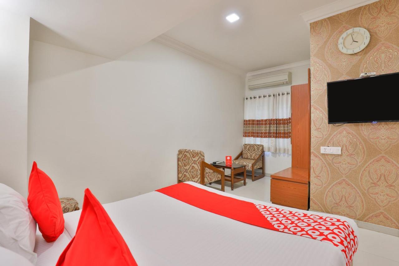 Oyo 2351 Hotel Golden Plaza Ahmedabad Exteriör bild