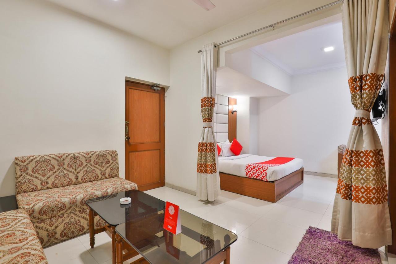 Oyo 2351 Hotel Golden Plaza Ahmedabad Exteriör bild