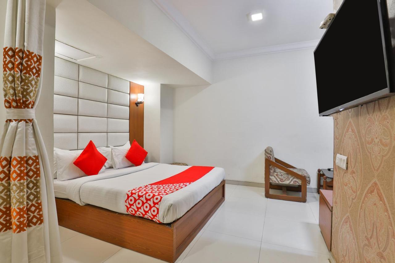 Oyo 2351 Hotel Golden Plaza Ahmedabad Exteriör bild