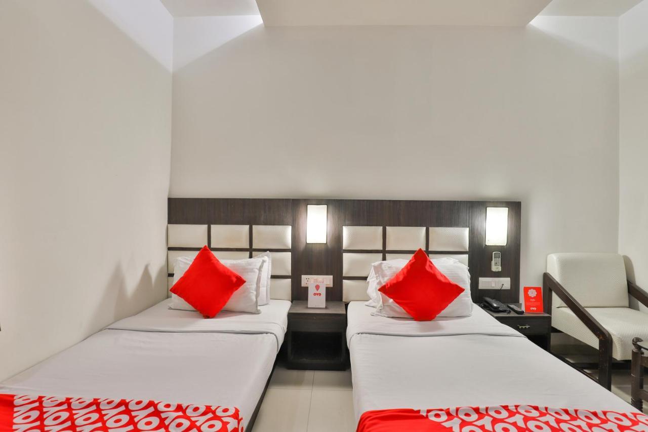 Oyo 2351 Hotel Golden Plaza Ahmedabad Exteriör bild