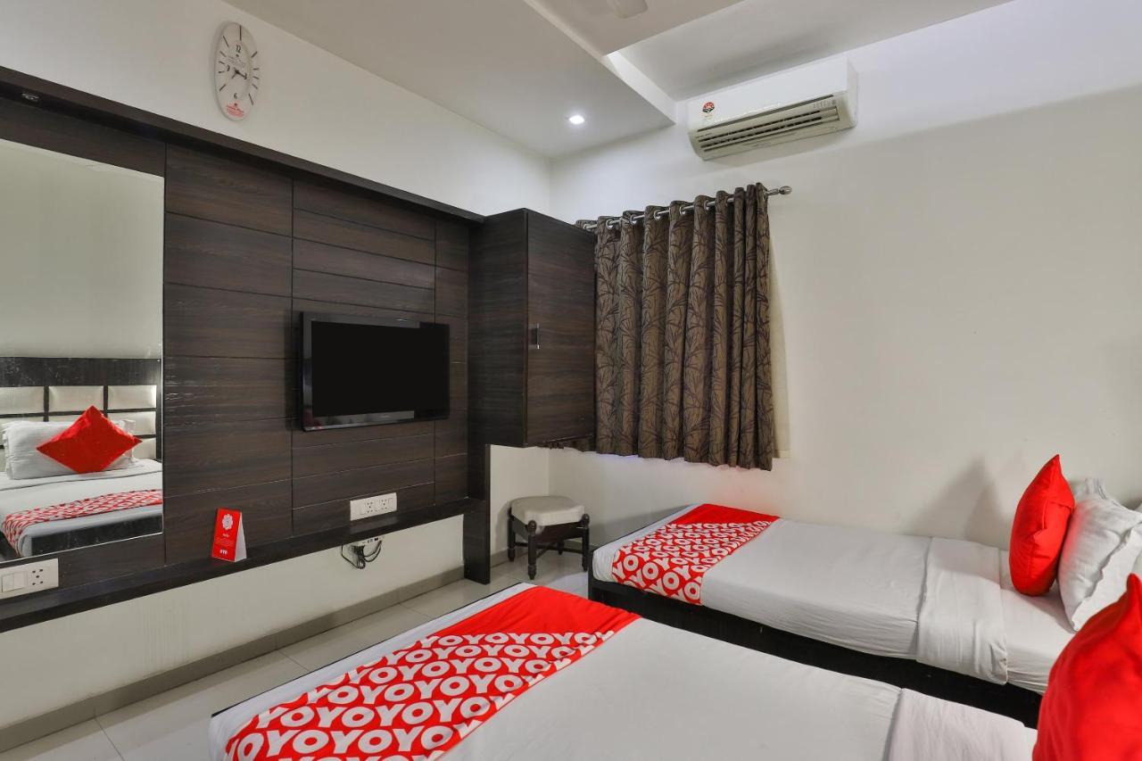 Oyo 2351 Hotel Golden Plaza Ahmedabad Exteriör bild
