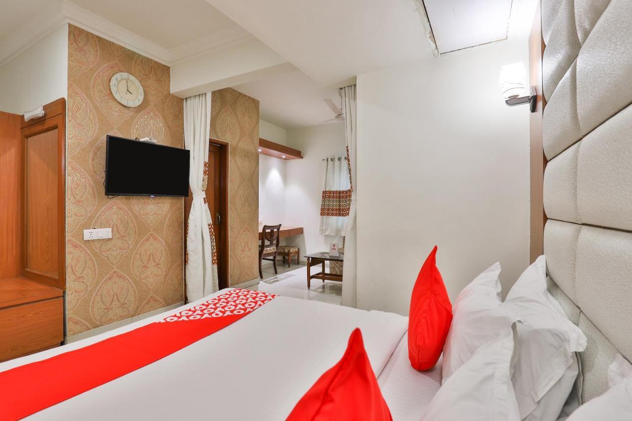 Oyo 2351 Hotel Golden Plaza Ahmedabad Exteriör bild