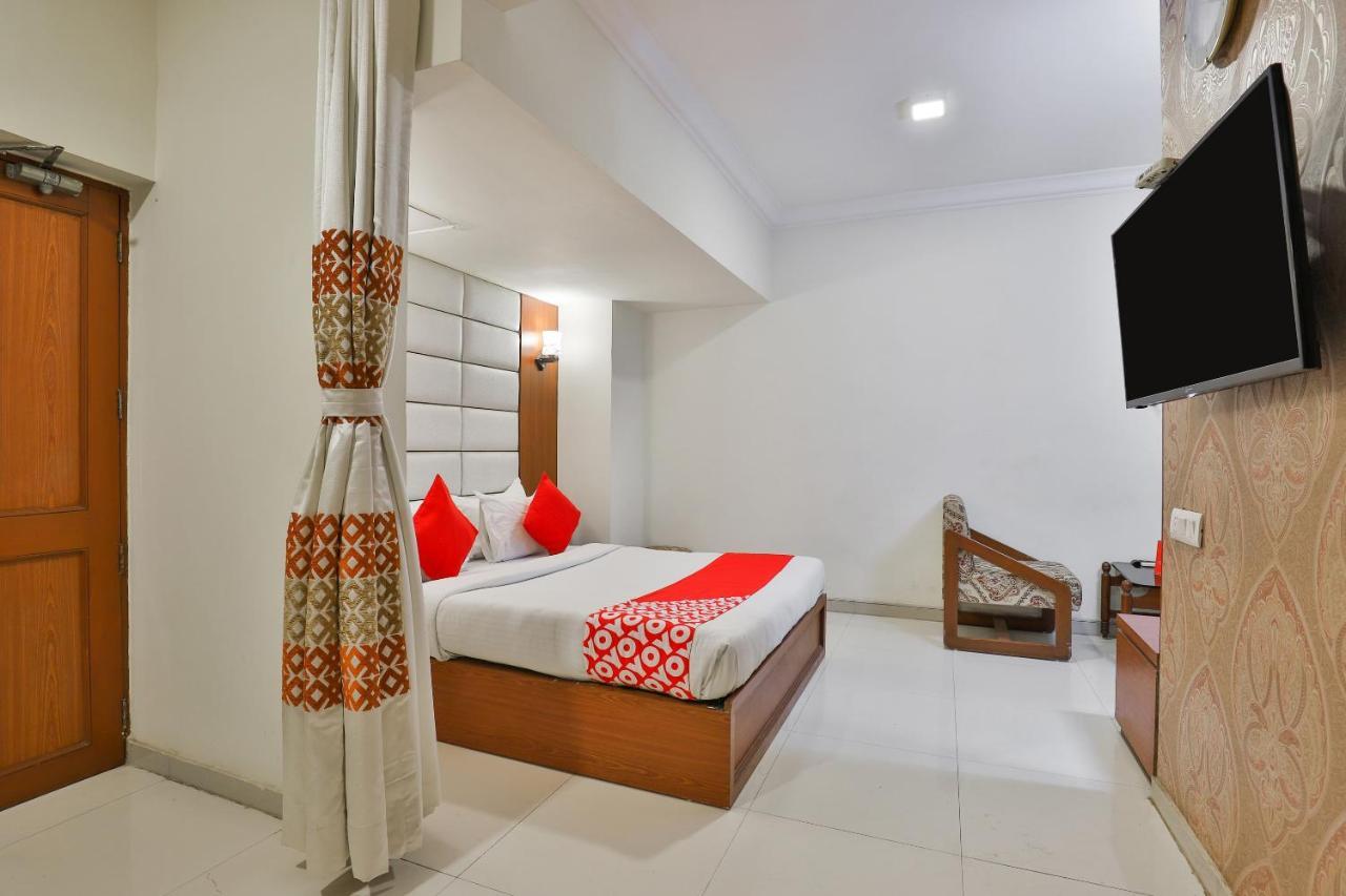 Oyo 2351 Hotel Golden Plaza Ahmedabad Exteriör bild