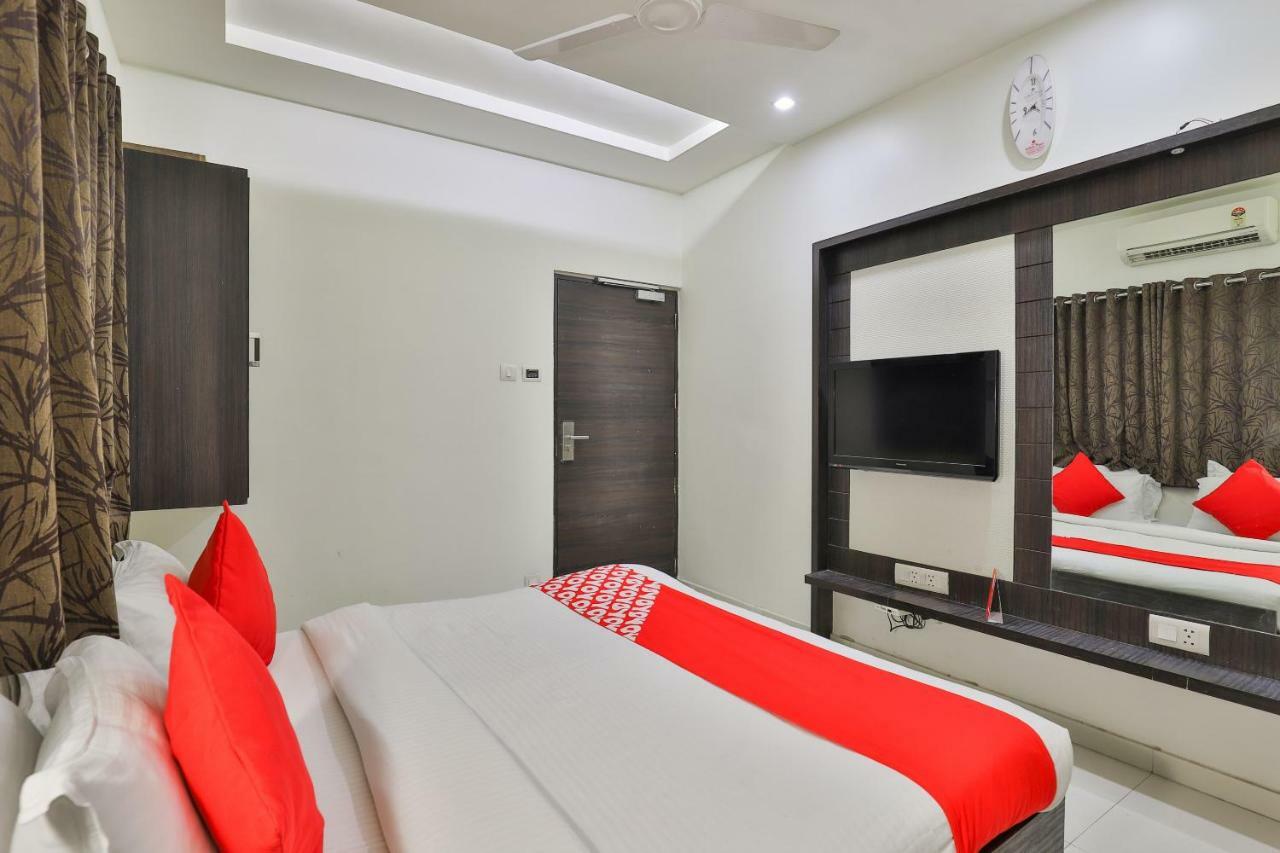 Oyo 2351 Hotel Golden Plaza Ahmedabad Exteriör bild
