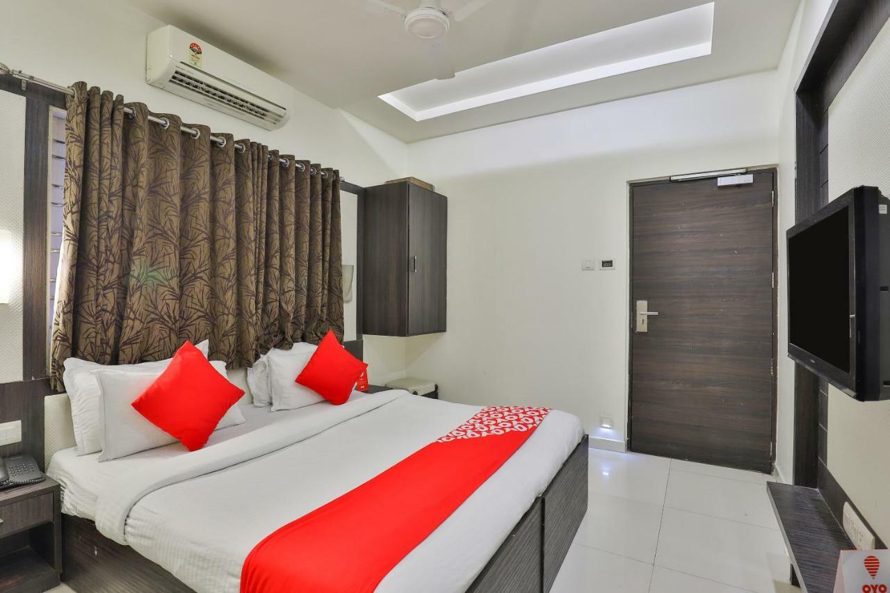 Oyo 2351 Hotel Golden Plaza Ahmedabad Exteriör bild