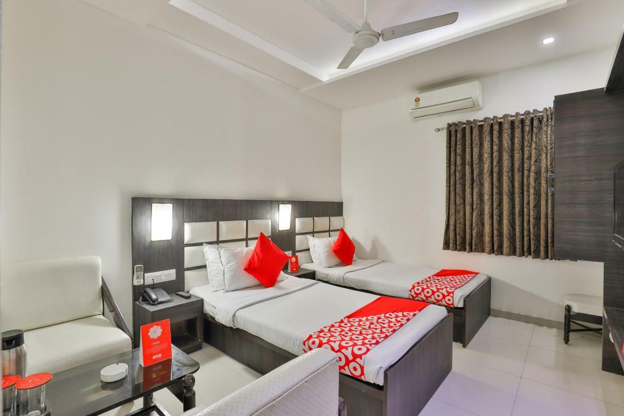 Oyo 2351 Hotel Golden Plaza Ahmedabad Exteriör bild