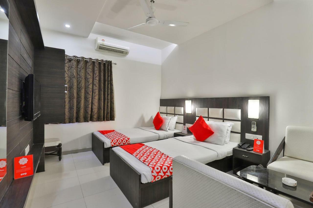 Oyo 2351 Hotel Golden Plaza Ahmedabad Exteriör bild